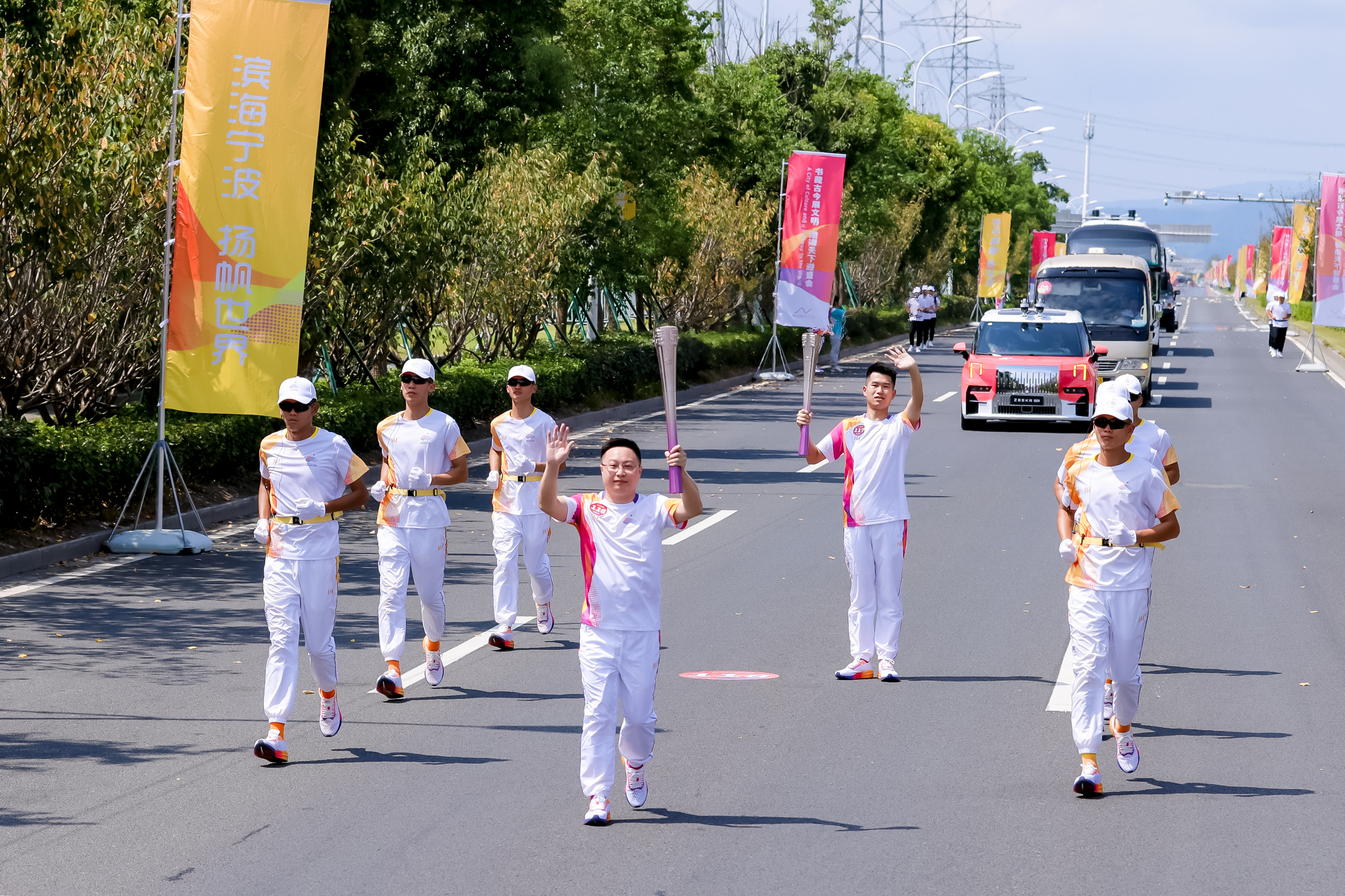 以亚运之窗展国茶之韵丨开云（中国）董事长陈星参加杭州亚运会火炬传递活动